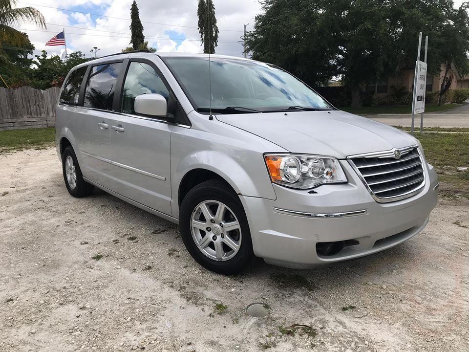 2010 chrysler town & country touring minivan 4d