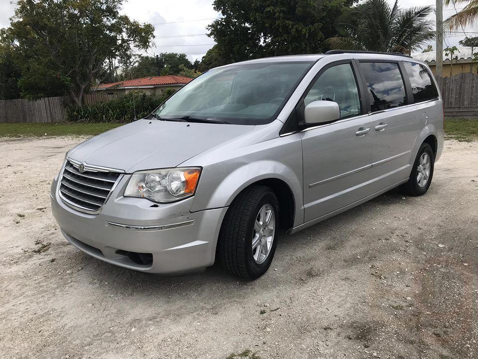 2010 chrysler town & country touring minivan 4d