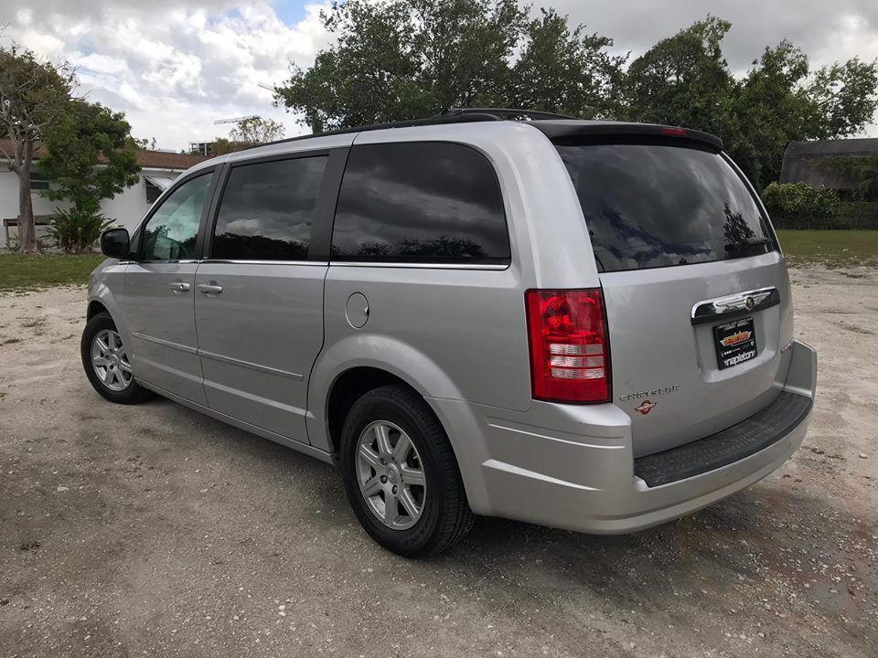 2010 chrysler town & country touring minivan 4d