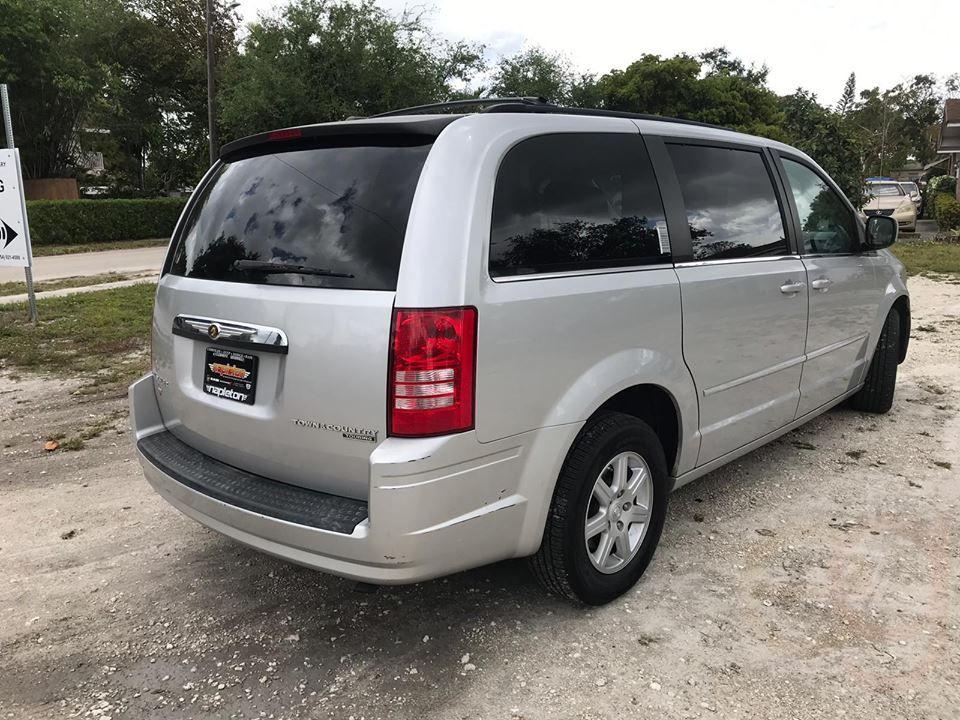 2010 chrysler town & country touring minivan 4d