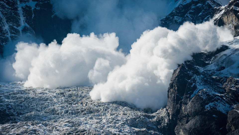 The similarities between some avalanches and earthquakes are larger than you might think.
 A study could now help improve the avalanche forecast.