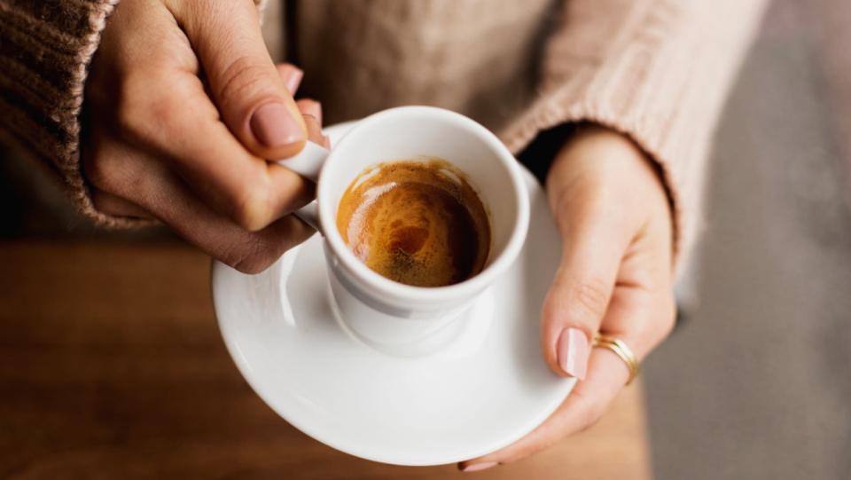If you want to save money, you should do without coffee before shopping: the caffeinated drink increases the lust.
 But not everyone is equally affected.
