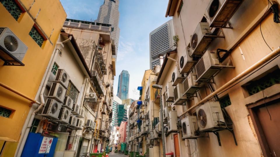 Lift ventilation at night and put the pajamas in the fridge?
 Many are not enough.
 The number of air conditioners in private households increases.
 But the air conditioning technology further heats up the planet.
 Researchers are looking for solutions.