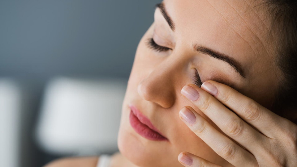 Lack of sleep alters the tear fluid's molecular composition. The cornea becomes irritated and harmed as a result.