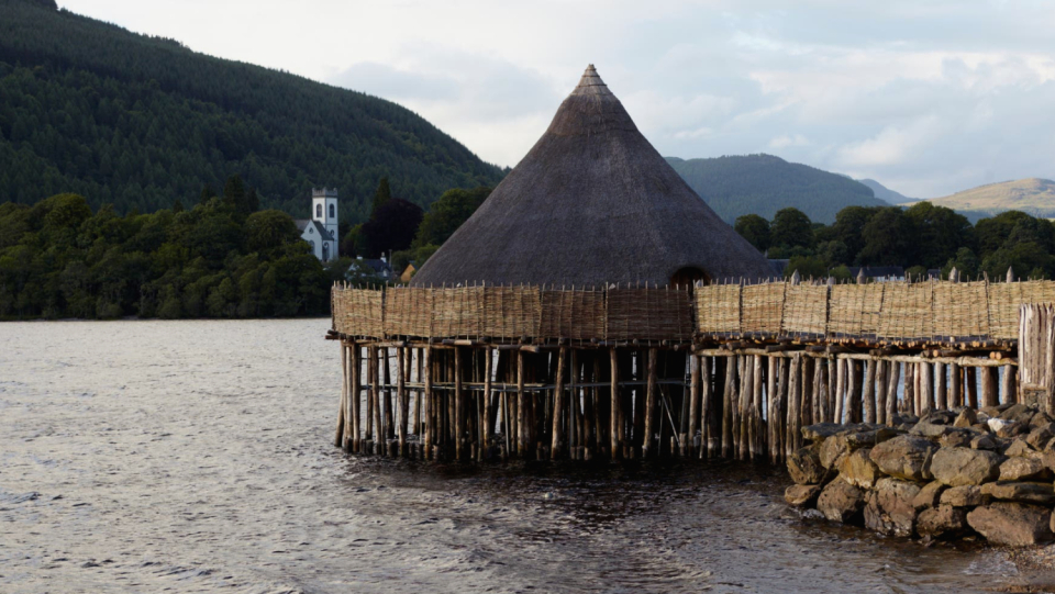 Crannogs are artificial island settlements in northern European lakes. DNA traces in the sediments show that the elite of society met there more than 6000 years ago.