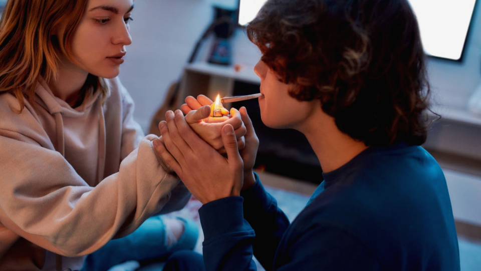 Smoking joints regularly in adolescence can have bad consequences. Because not only how much cannabis you consume, but also from what age, is important for brain development.