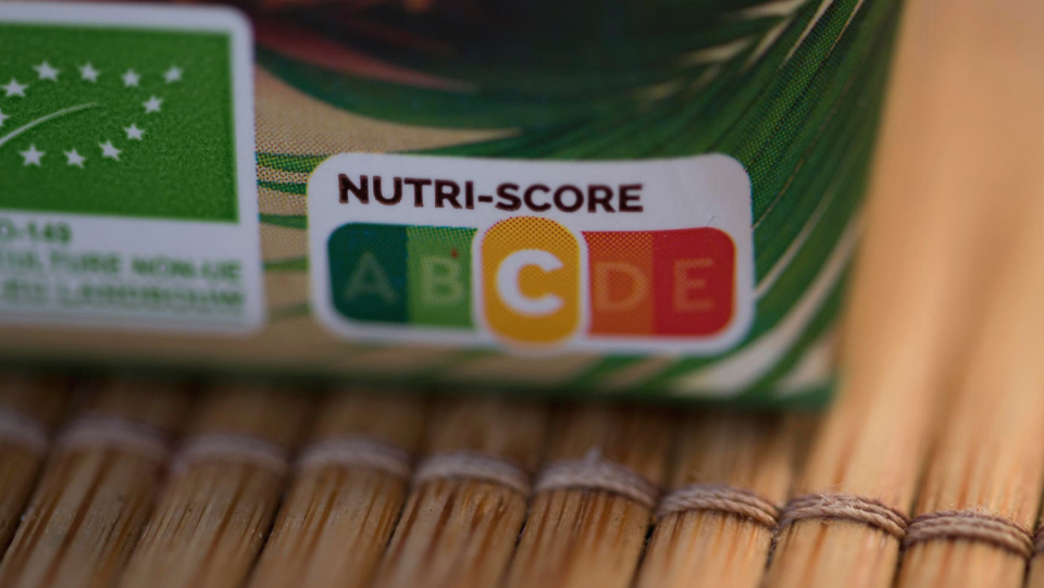 The true nutritional value of food products is meant to be recognized with the aid of labels like the Nutri score.
even if advertisements claim otherwise.
Do the labels, however, actually aid?