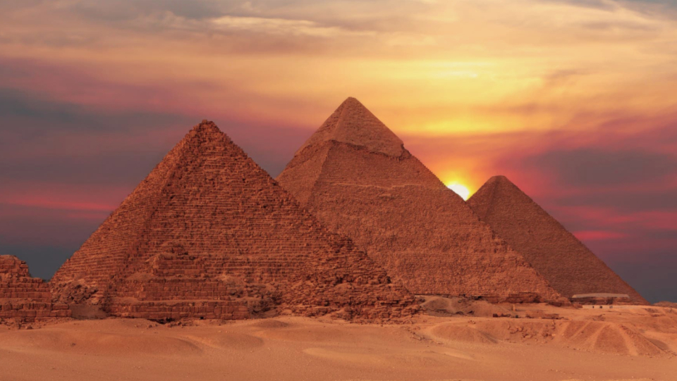 It is the oldest labeled Papyri Egypt-the approximately 4600 year old fragments from Wadi al-Judeclares on the Red Sea.
 The texts document the work of a building team, the limestone shipped from Tura to Giseh.
 The stone material was used to build the large pyramid of King Cheops.
