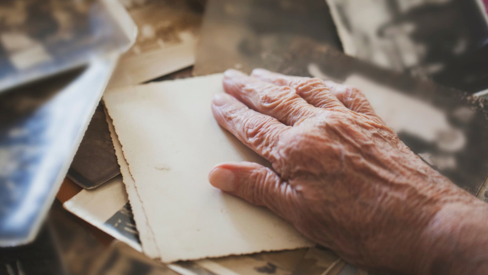 Lithium salt therapy for depression or bipolar disorder reduces the risk of Alzheimer's and other types of dementia in patients. And yet, despite the fact that their risk is elevated, this continues.