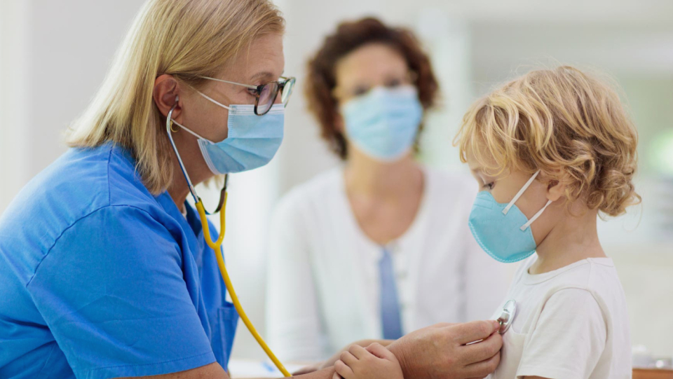 Children and teenagers frequently experience lingering symptoms after a Covid 19 disease.
The results go against earlier studies that did not discover long-term effects among younger age groups and support earlier findings on Long Covid.