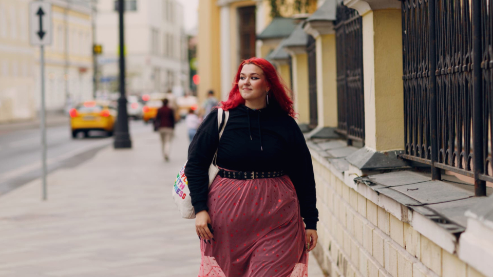 The "Body Positivity" movement protests against common ideals of beauty and calls up to feel comfortable with your own body and its supposed flaws.
 However, critics fear that celebrities with clothing size XXL could give bad role models.
 Rightly right?