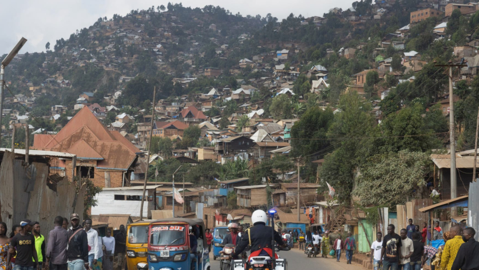 The city of Bukavu gradually slides down the slope. Not because heavy rain or earthquakes set the soils in motion, but because too many houses were built.