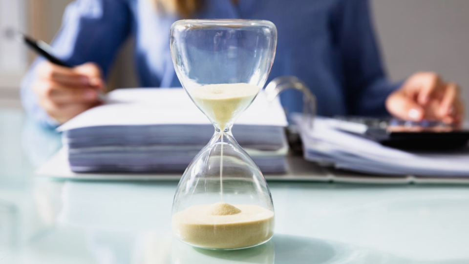 Postponing the deadline until later: many want to prevent this at all costs, out of concern of appearing incompetent. There is a lot to be said for this.