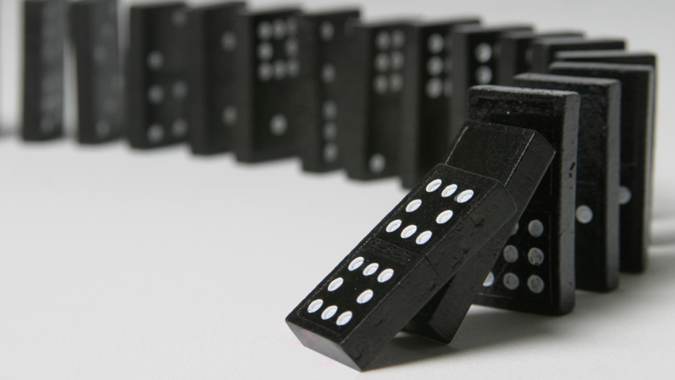 When one of a series of dominoes falls over, a chain reaction often occurs. How fast it runs and whether it works without interruption depends on several parameters: the distance of the stones, the friction between them and the interaction with the substrate.