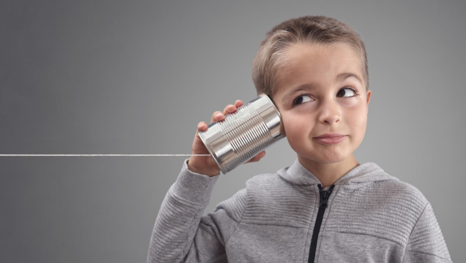 Sounds help to quickly recognize objects. If we hear a chirping, we therefore detect a bird much faster. But what if the noise does not match what was seen?