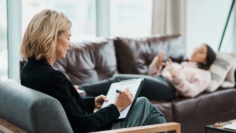 The market for psychological counselors is booming: books, online courses and coaching as well as Instagram gurus are busy giving tips for mental health. But caution is advised. We present seven deadly sins of popular psychology.