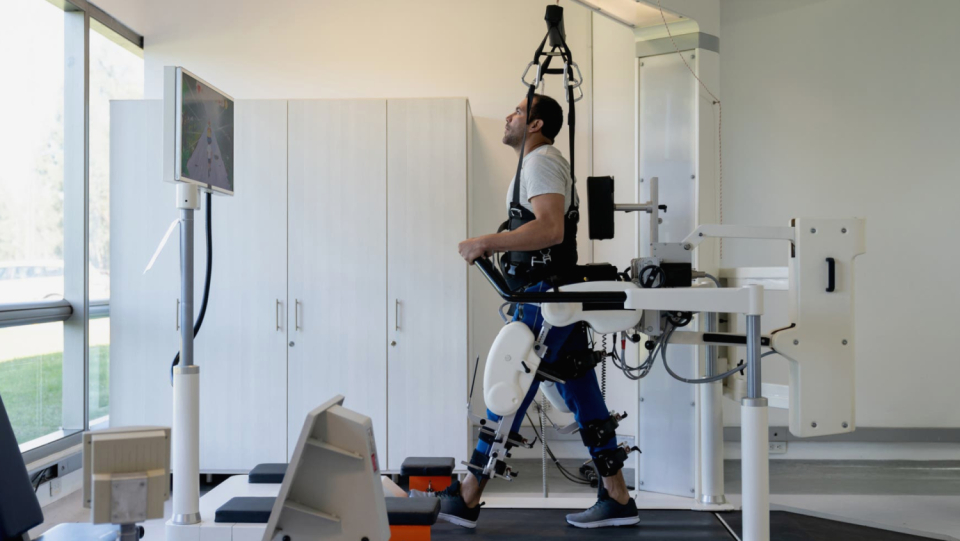 Electrostimulation in the epidural space can restore motion to paralyzed limbs. But up until now, it wasn't clear how this works. According to the latest findings, an unexpected group of neurons is what makes the difference.