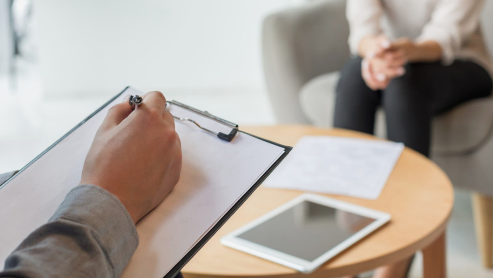 The waiting times for psychotherapy are known to be long. Some people have a particularly hard time getting one of the scarce therapy places.