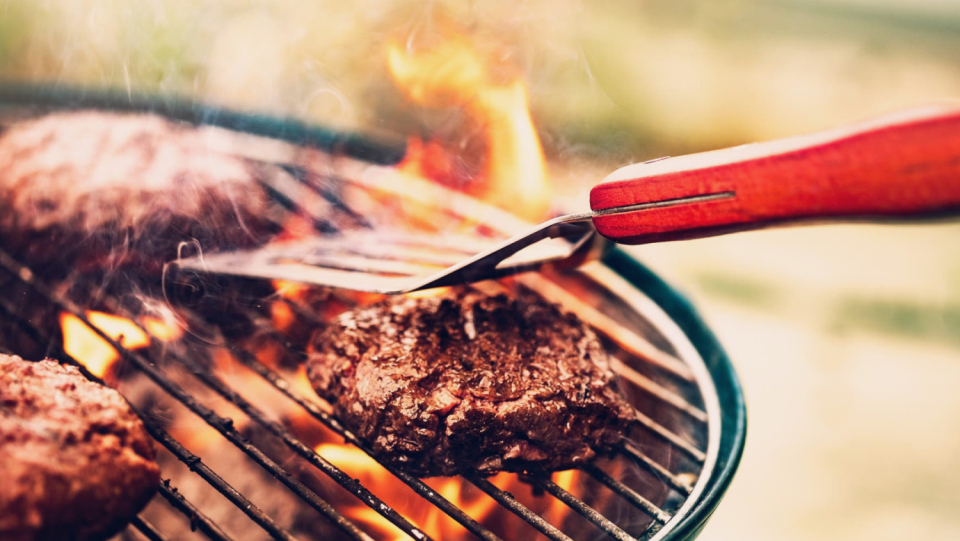 A mathematician has calculated when and how often a meatball has to be turned over so that it is cooked through optimally in the shortest possible time.