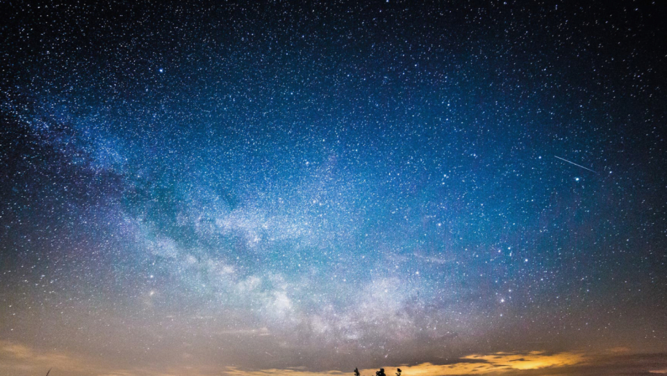 Stars are just, at first glance, boring, hot gas balls: to understand their structure and development, it took a computer. Even if they filled an entire room at the beginning and were fed with punched cards.