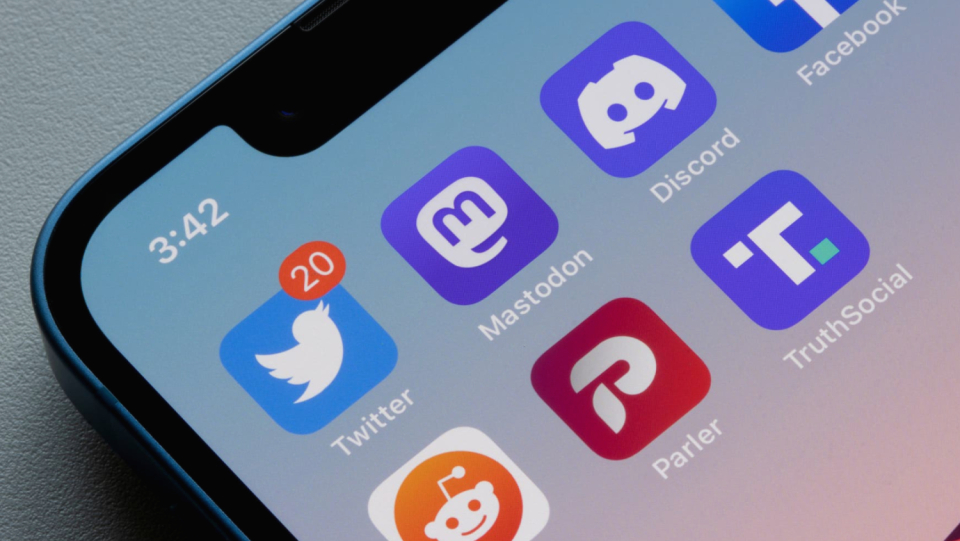 The open source alternative to Twitter has gained almost half a million users in just over a week. But is it worth changing - especially for scientists? A look at the advantages and disadvantages.