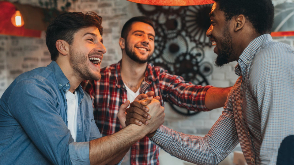 After a long silence, it is often difficult to contact old acquaintances. But it doesn't have to: Usually the joy of the surprising news is greater than expected.