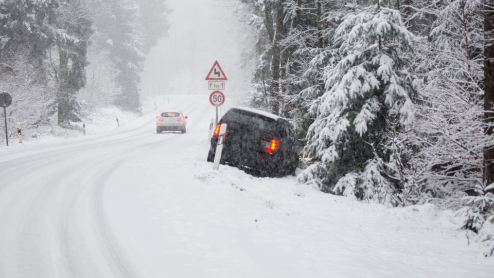 If a person is injured in a traffic accident, it is important to help quickly. First, however, the scene of the accident must be secured so as not to endanger oneself or others.