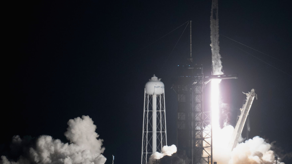 Now it still functions!
The first German to enter space in a personal spacecraft is Matthias Maurer.
At 03.03 a.m. the crew from the start complex 39a in Cape Canaveral, Florida.