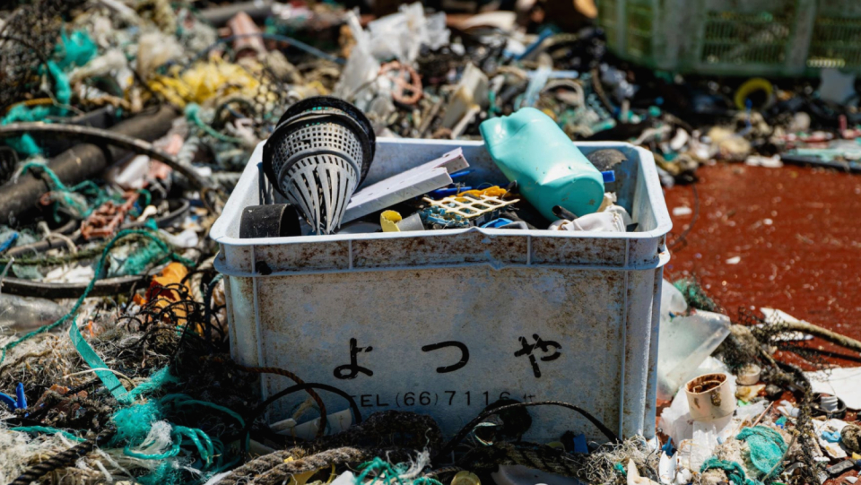 One symbol for how we treat the environment is the enormous Pacific garbage strudel.
Few causers are responsible for the majority of the waste.