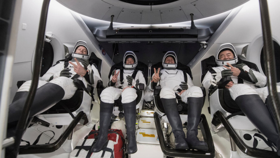 S of thes of the aa /.../.../.../.../.../...
The two Americans, the Frenchman, and the two Japanese are now back on Earth.