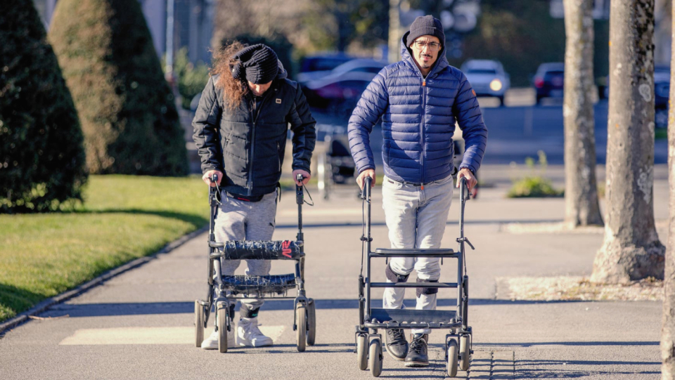 Electrodes that have been implanted have allowed paraplegics to regain their independence. A computer moves her legs at the push of a button and stabilizes the trunk.