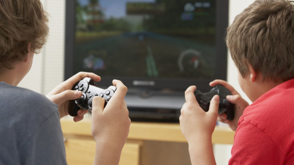 Children and teenagers have been spending more time in front of screens since the corona pandemic. The percentage of those who use social media and computer games compulsively has also gone up.