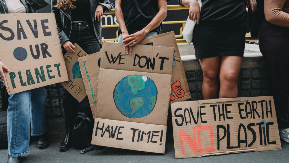 Earth is wracked by drought, floods, and fires as a result of climate change.
But the wrong trend is still being followed.
Before the climate summit, researchers are urging a radical shift.