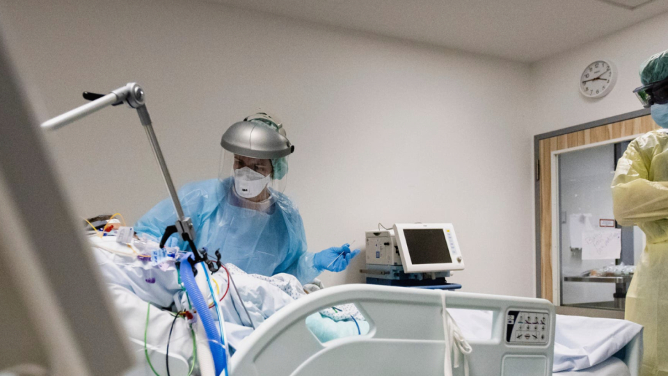 There is grounds to believe that the Okronon variation will result in fewer hospitalizations than Delta, according to studies from South Africa and the United Kingdom. Experts caution against drawing conclusions too quickly because it is impossible to simply apply the numbers to Germany.