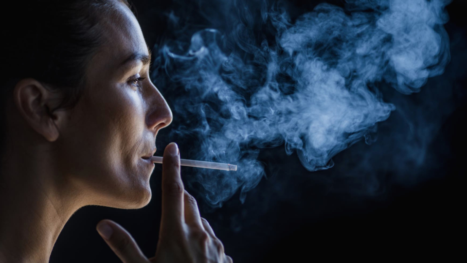 As cigarette smoke enters the eyes, harmful iron builds up in the corneal cells, causing them to die.
Eye medicines that provide protection should stop this.