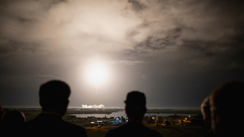 Matthias Maurer traveled to the SpaceX "Dragon" spacecraft in a Tesla with gullwing doors. The dragon ascended and came to life at 21.03 local time. International Space Station is the next stop.