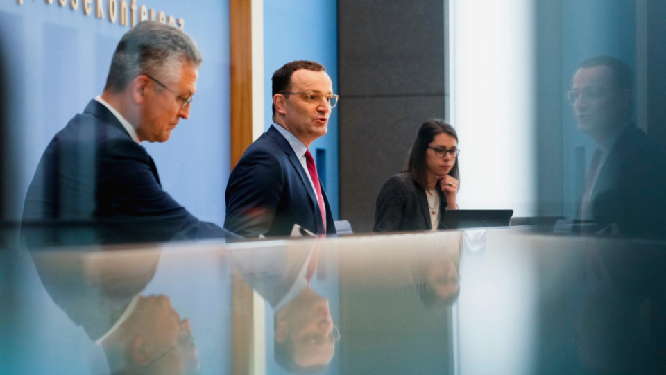"Booster, booster, booster," demands the acting Federal Minister of health, Jens Spahn. The pandemic is far from over. It is now vital to implement defenses.