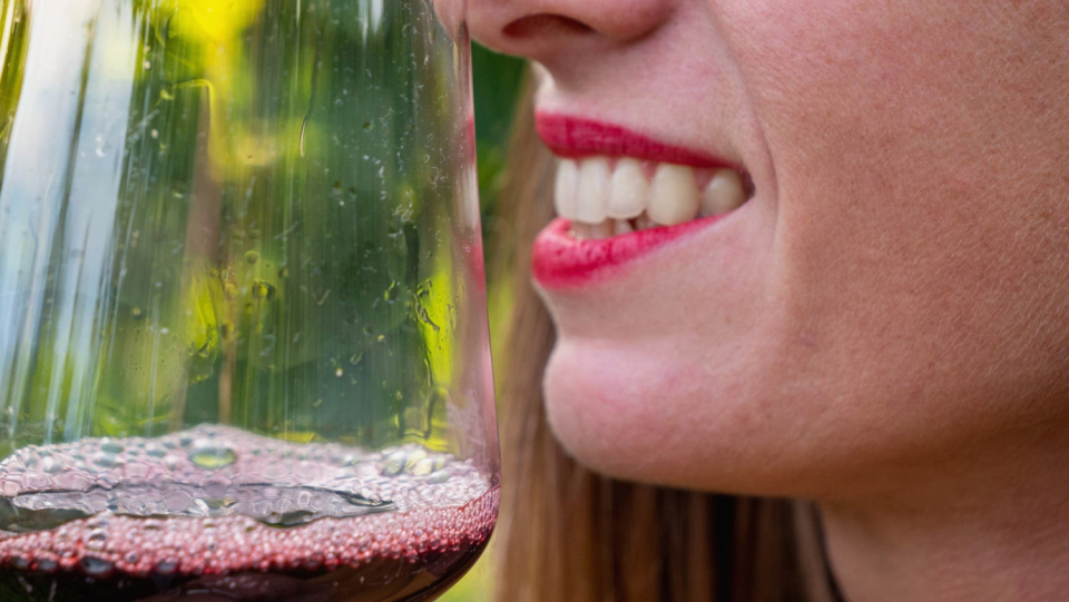 Not just sugar can harm teeth.
So-called erosions are caused by acidic diets.
Adrian Lussi, a dentist, offers advice on how to safeguard yourself in the interview.