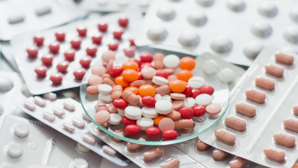 There are now several treatments available for Covid-19.
The best weapons, though, are hard to come by and expensive.
a description of the available drugs.