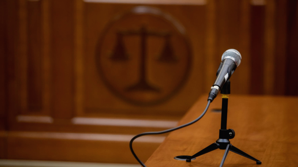 If the accused's eyewitnesses identify the offender again, his prospects of winning a case are poor.
Yet, it's possible that the investigation itself distorted the witnesses' memories.
There are signs that this is happening.
